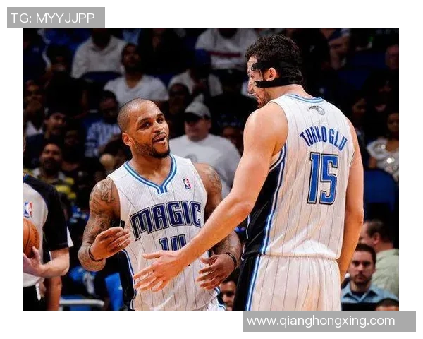 足球场上的血腥对决 从球星对抗到拳脚相加的瞬间解析