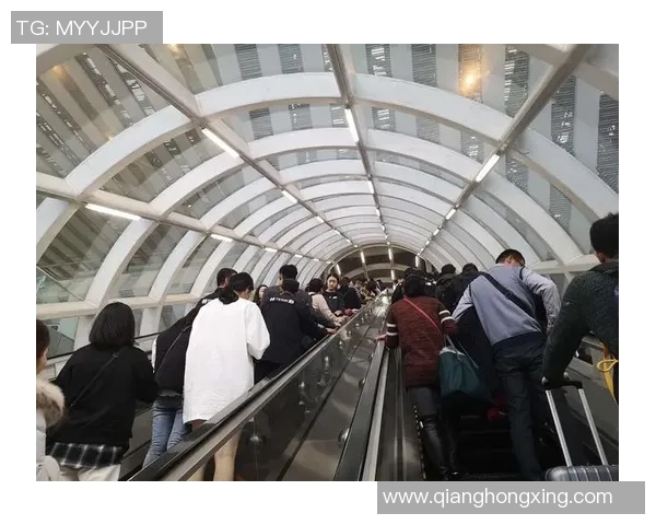 足球巨星背后的孤独人生：荣耀光环下的心灵独行者